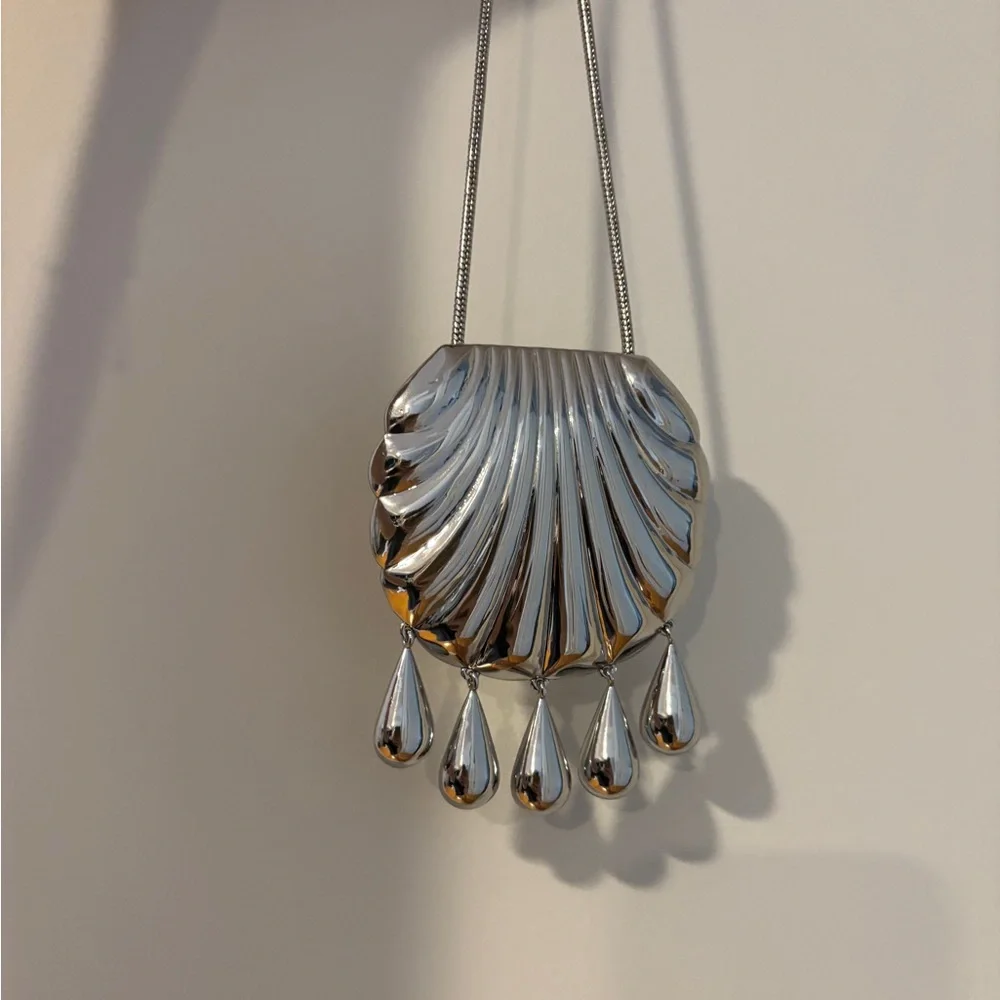 Shell Pendant statement Necklace - Picture 5 of 9